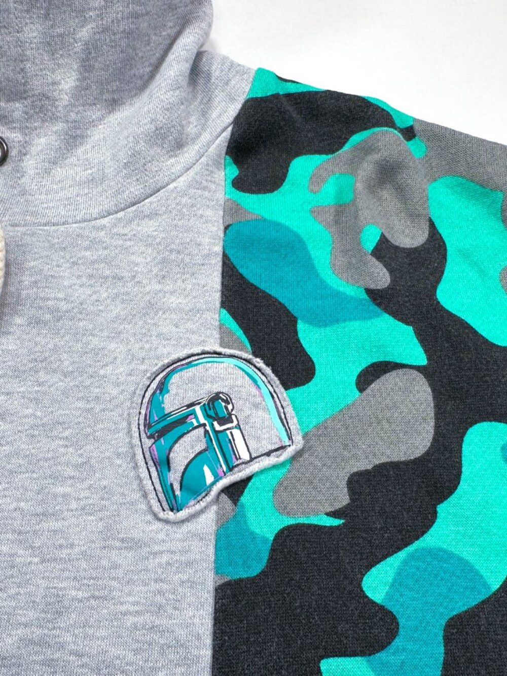 Disney Star Wars Mandalorian Hoodie L Gray Camo Mandalorian Baby Yoda Grogu - Picture 4 of 6